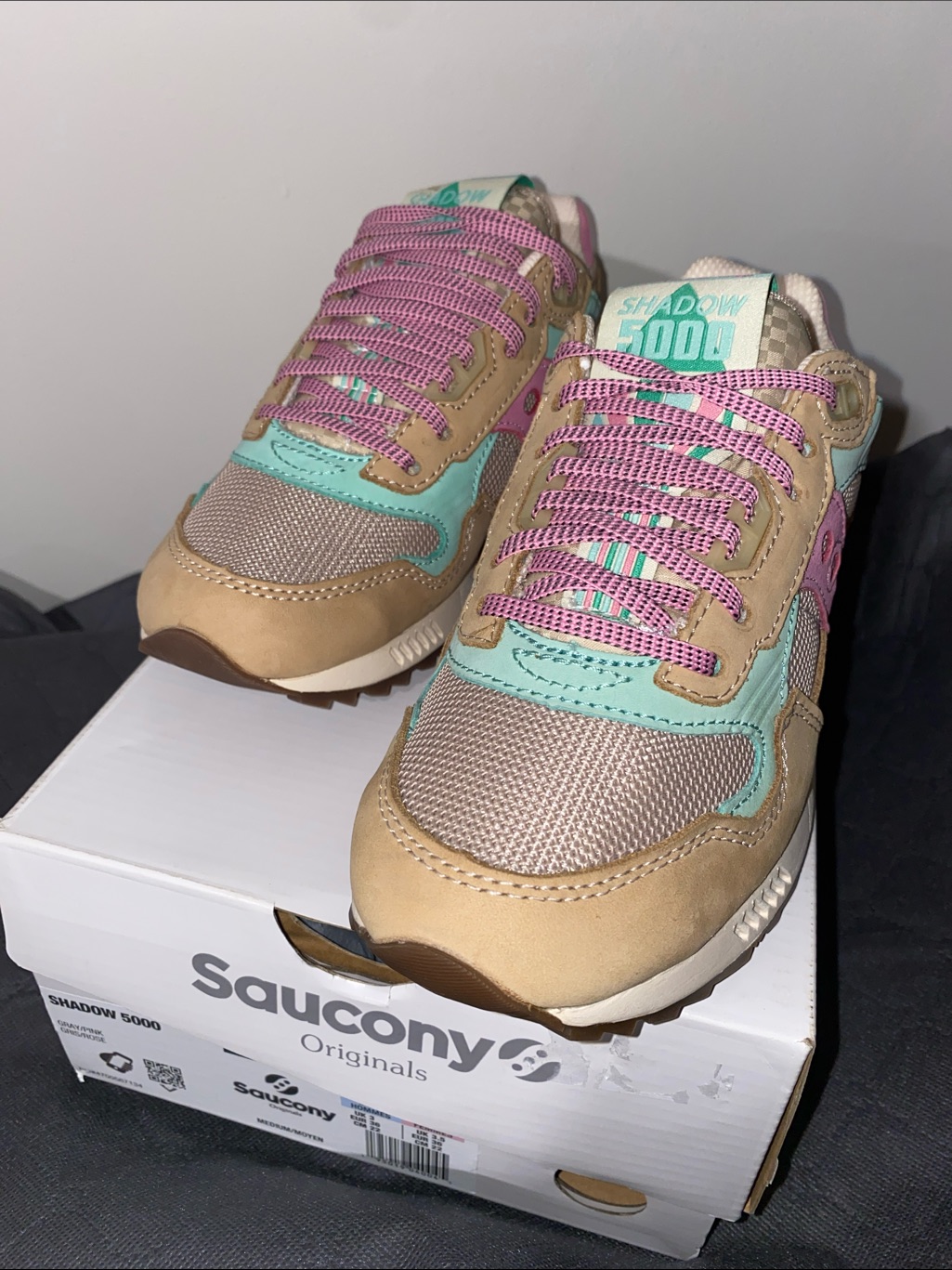 Saucony Size 4y, Tan, Teal & Pink Shadow 5000 Sneakers